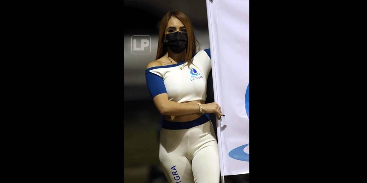 Otra guapa edecán en la cancha del Marcelo Tinoco de Danlí.