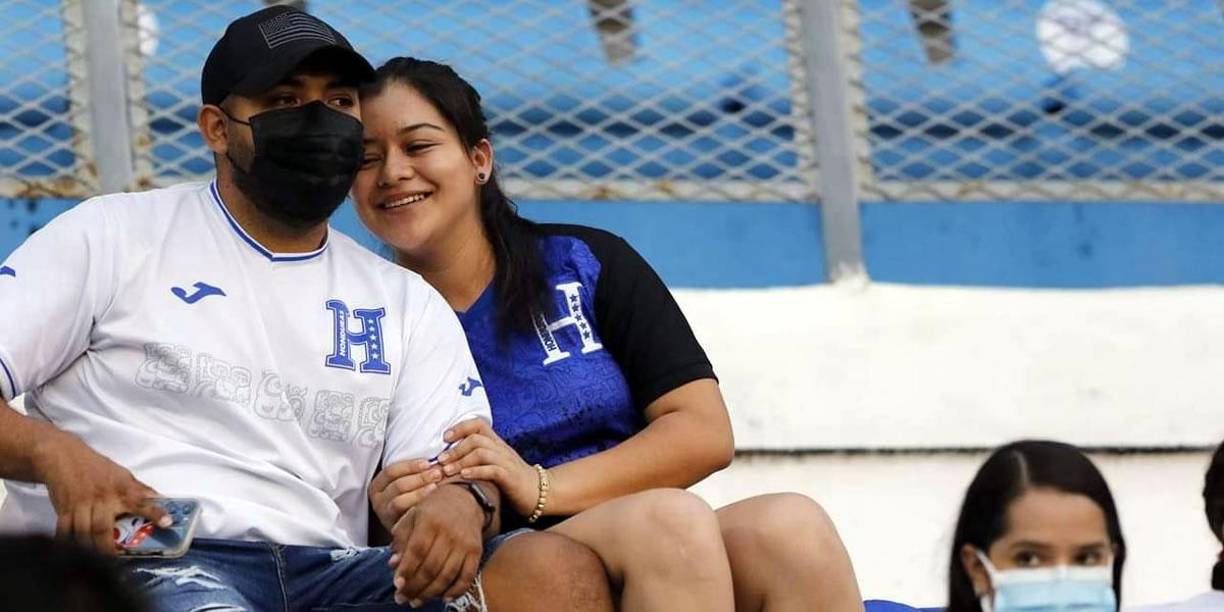 Los hondureños llegaron en parejas al estadio para alentar a la “H”.