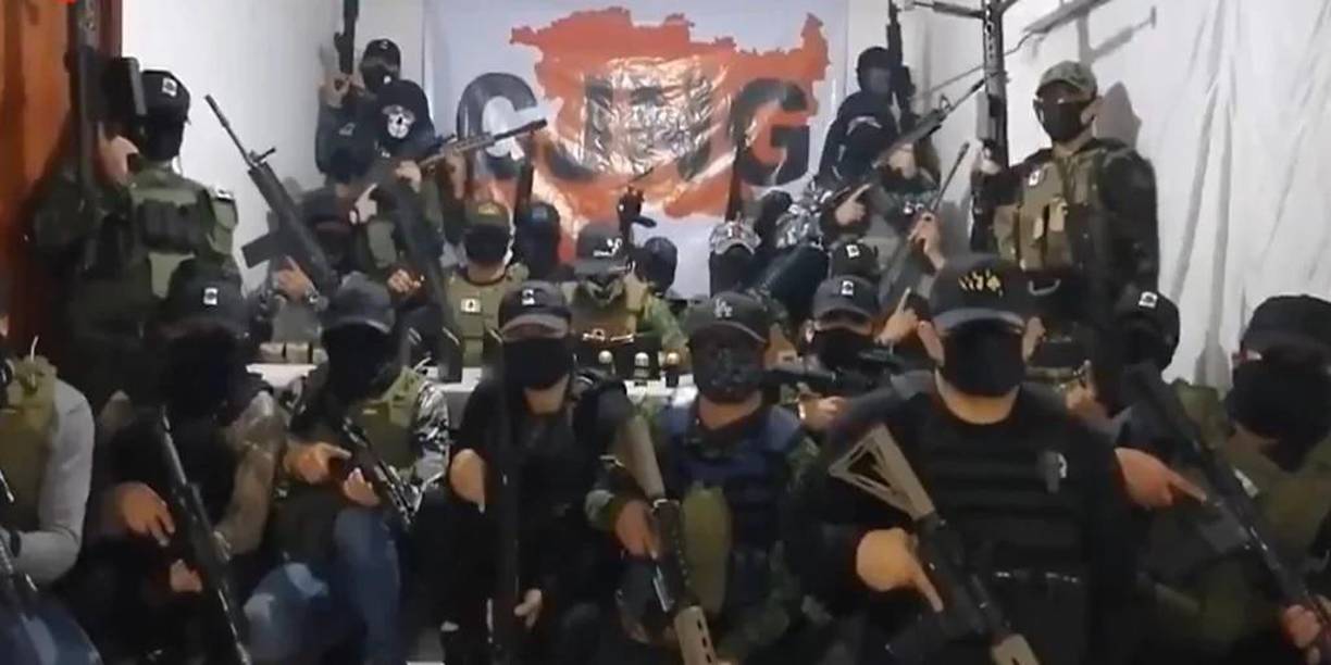 Al bajar del vehículo presunto señalado hizo un par de detonaciones que impactaron en la unidad policial, y aunque nuevamente trató huir a pie del lugar, fue capturado.