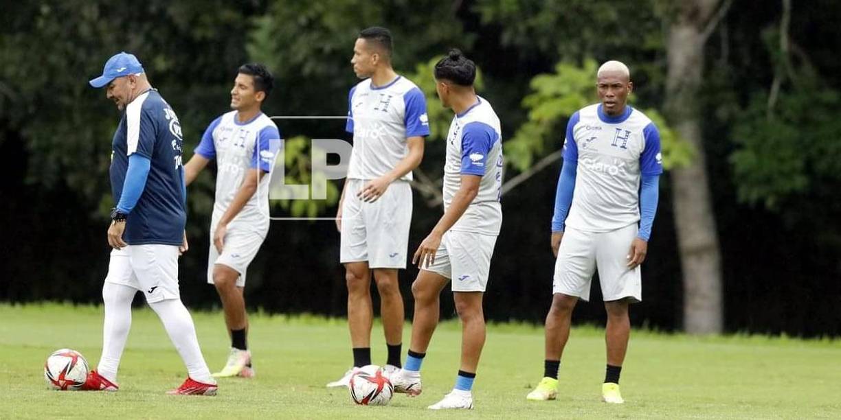 De los 26 futbolistas elegidos en esta nómina, solamente falta Bryan Róchez, ya que Denil Maldonado llegó al país, pero no llegó a tiempo del entreno.