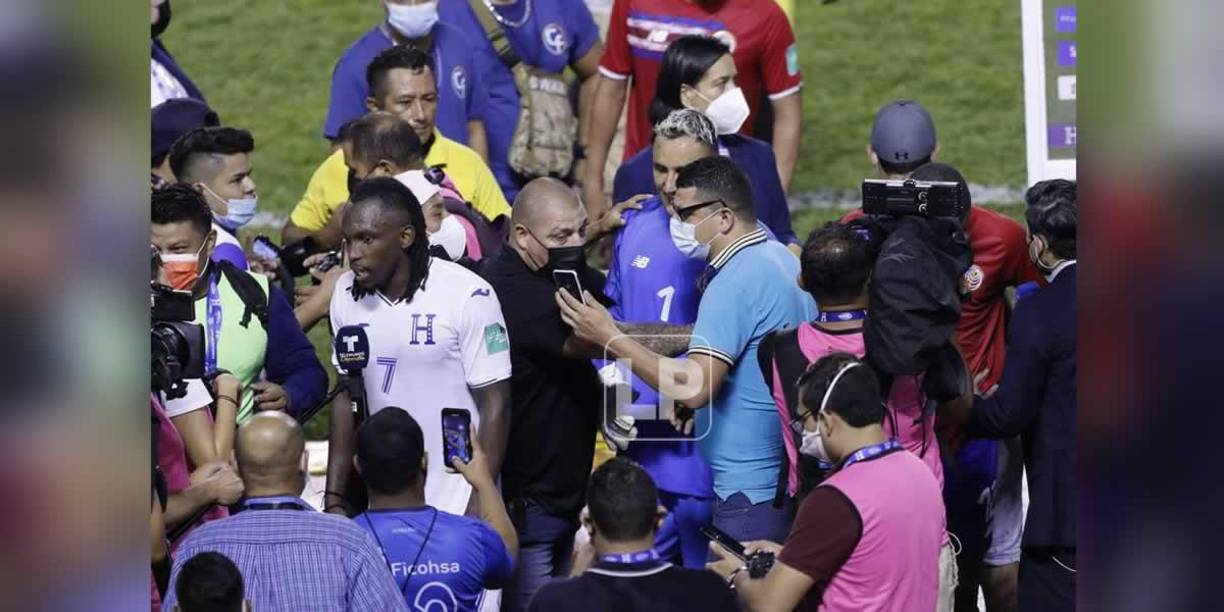 Todos querían una foto con Keylor Navas, mientras Alberth Elis daba declaraciones al final del partido.