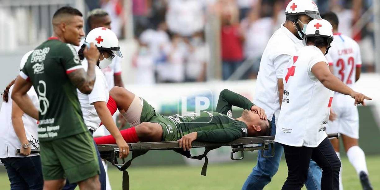 El sufrimiento de Mario Martínez al salir del campo en camilla tras molestias físicas.