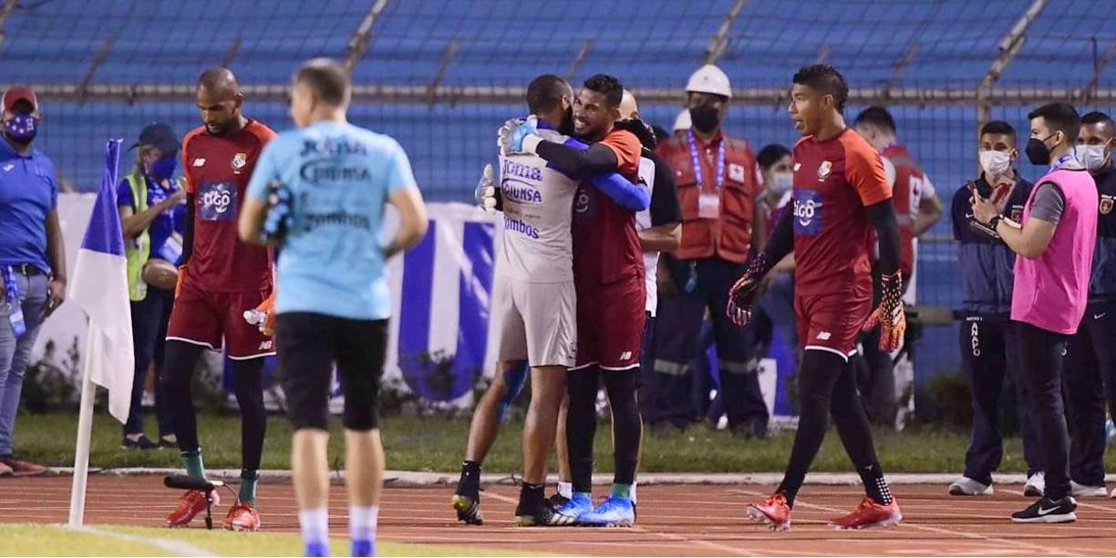 El saludo de José Calderón, exportero del Platense y Marathón, con Edrick Menjívar.