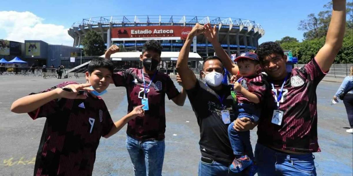 Catrachos presentes en el Azteca para apoyar a Honduras ante México