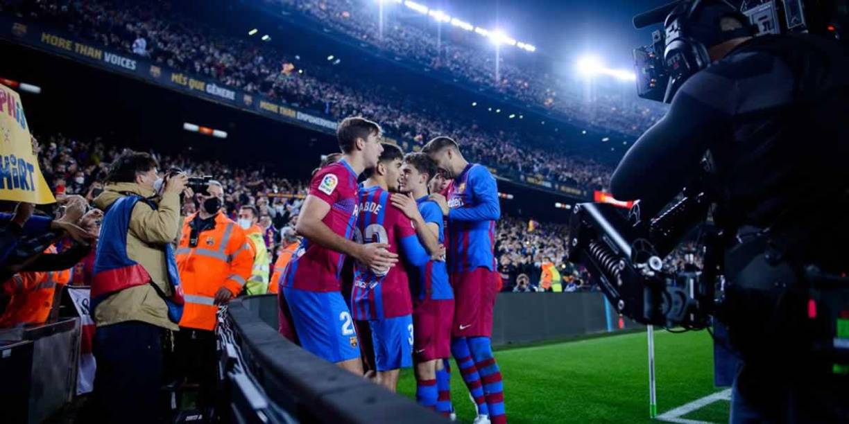 Los jugadores del Barcelona celebrando el gol de Memphis Depay.