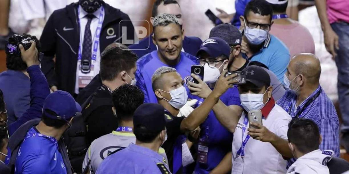 Keylor Navas se mostró muy humilde y accedió a tomarse fotos con los hondureños.