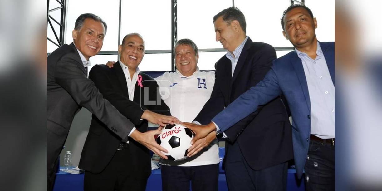 ‘Bolillo‘ Gómez junto a José Ernesto Mejía (Secretario de la selección), Javier Atala (Presidente de la Comisión de Selecciones), Jorge Salomón (Presidente de Fenafuth) y Óscar Velásquez (presidente de la Junta Directiva de la Comisión Nacional de Arbitraje).