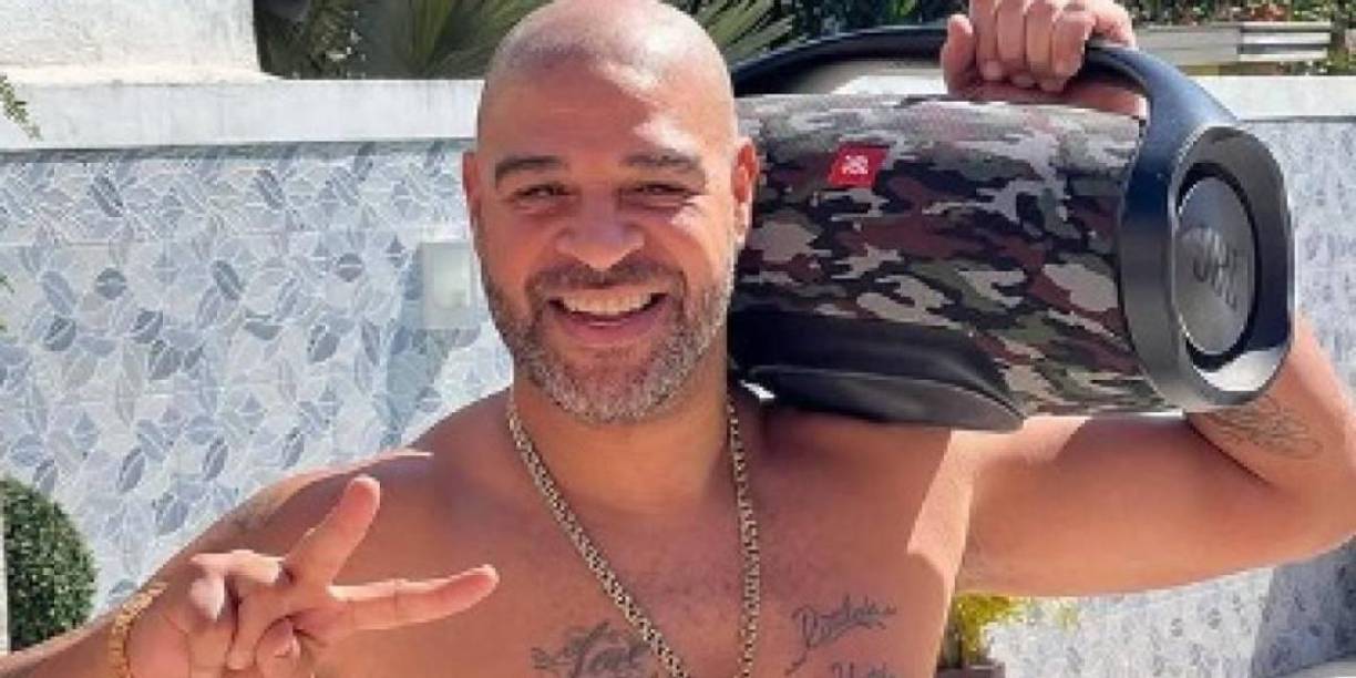 Adriano no vive en las favelas y mucho menos en la pobreza como se ha especulado. Simplemente, él ha explicado que se siente identificado con esos lugares porque él proviene de una. Es por ello que le gusta frecuentarlas.
