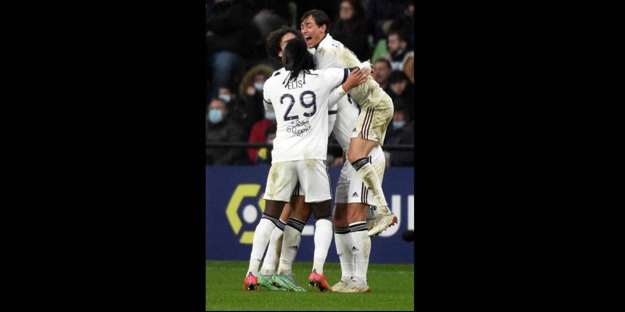 Los jugadores del Burdeos, entre ellos Alberth Elis, celebrando el doblete del francés Rémi Oudin.