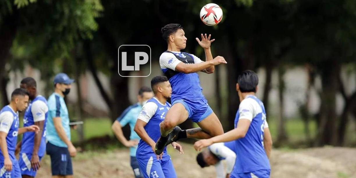 Bryan Moya, que terminó agotado tras el intenso encuentro que disputó donde no hay nada que reprocharle, fue uno de los que se entregó en alma, vida y corazón, cabeceando el balón.