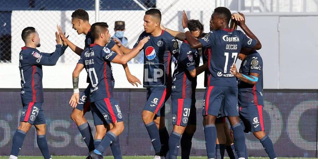 Jugadores del Motagua felicitando a Carlos Meléndez por su gol.