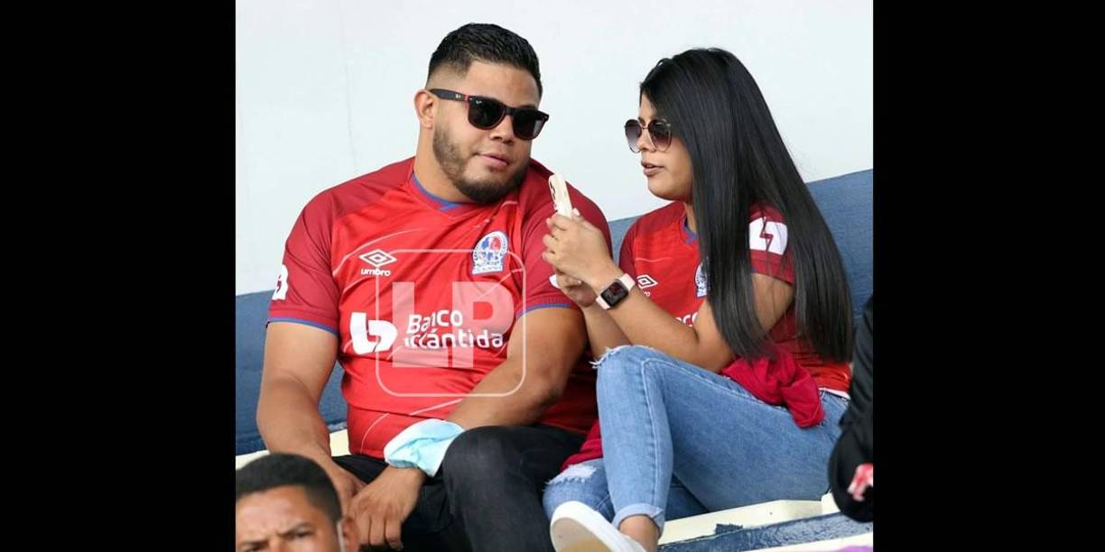 Esta pareja olimpista estaba entretenida antes del partido.