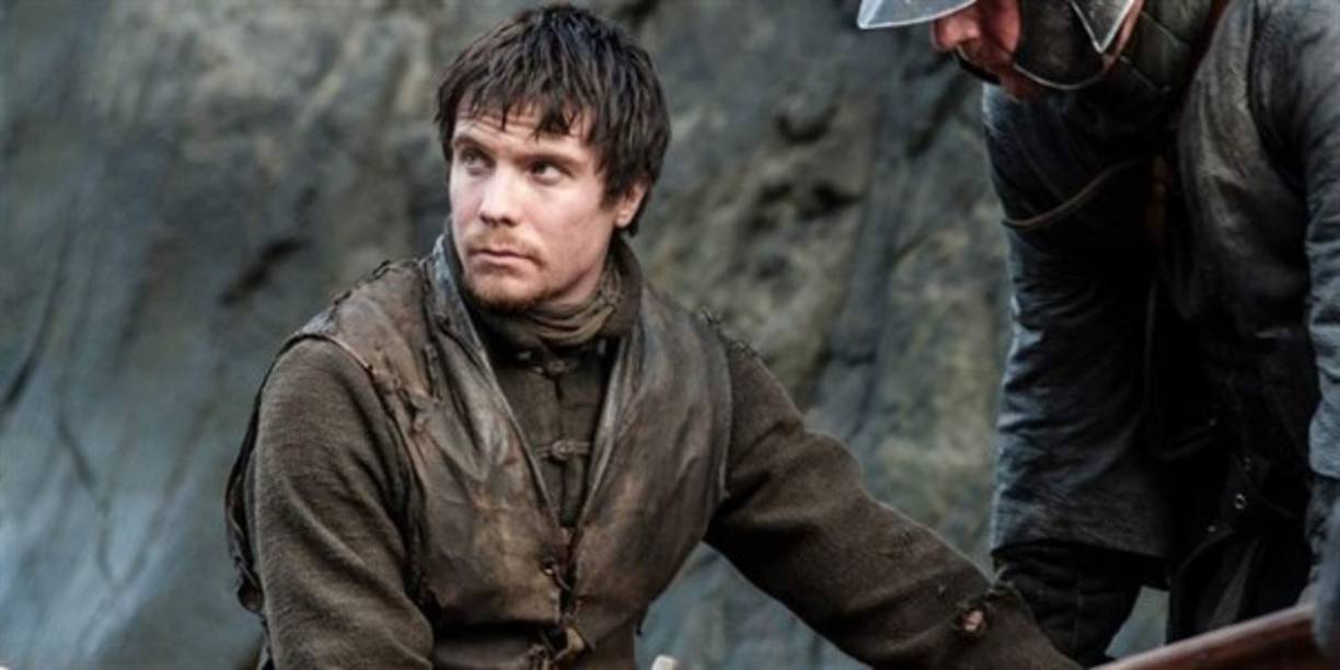 Gendry es el hijo bastardo y único sobreviviente del rey Robert Baratheon.<br/><br/>El hecho de ser producto de una relación extramarital le quita derecho a reclamar el trono, sin embargo, Jon Snow ya dejó un precedente de que un bastardo puede ser rey.