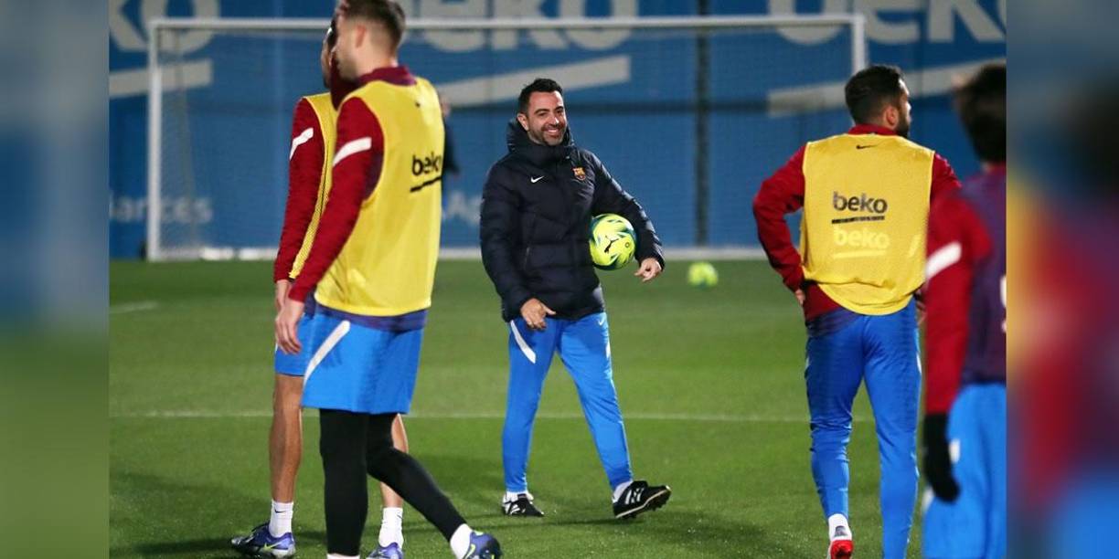 Risas y buen rollo: el primer entrenamiento de Xavi con el equipo completo del Barça