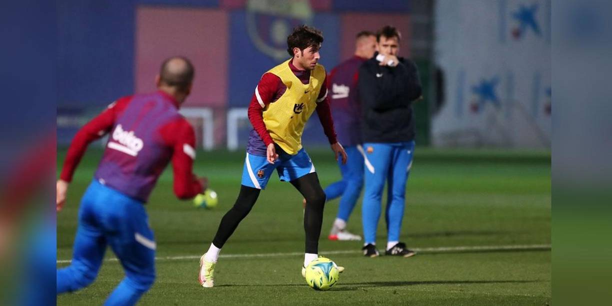 Risas y buen rollo: el primer entrenamiento de Xavi con el equipo completo del Barça