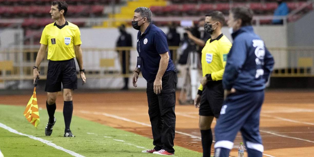 El técnico de Costa Rica, Luis Fernando Suárez, y el de Honduras, Hernán ‘Bolillo‘ Gómez.