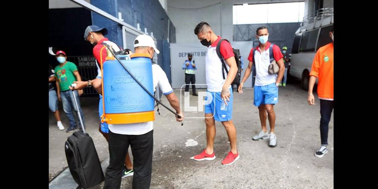 Siguiendo todas las medidas de bioseguridad a la entrada al estadio.