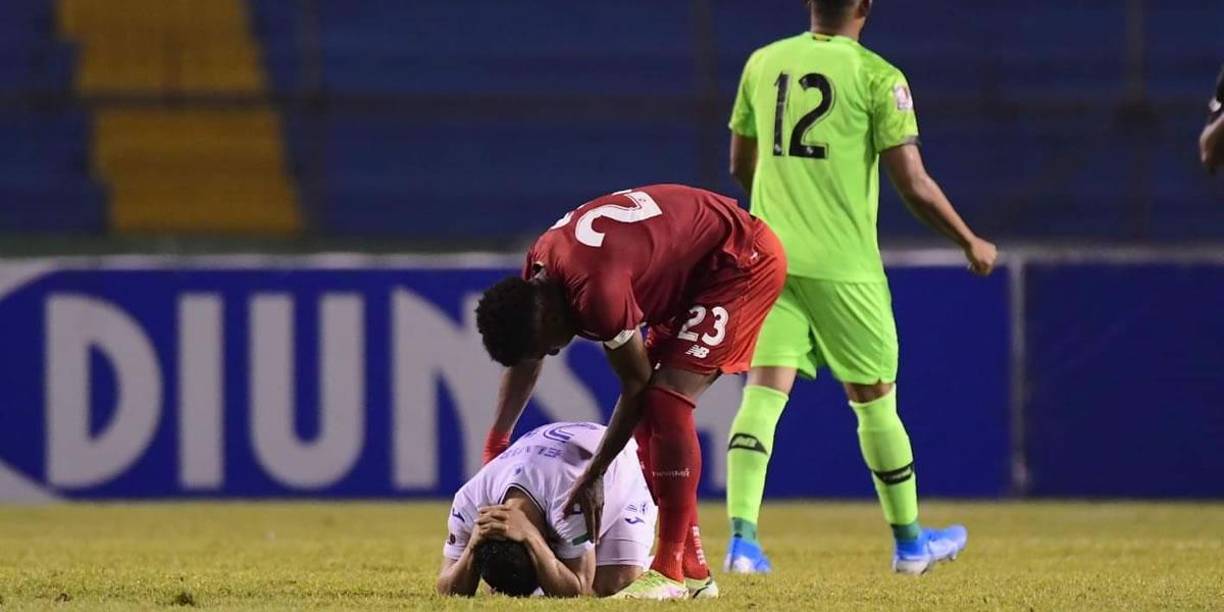 El panameño Michael Murillo tuvo un buen gesto al consolar a Diego Rodríguez.