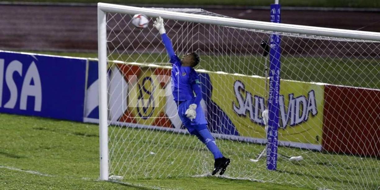 La enorme volada de Keylor Navas para tapar un tiro libre de Kervin Arriaga.