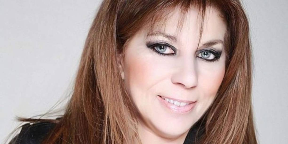 La canción que más fama y más dinero le ha dado es 'Porque te vas', que fue el tema central de la banda musical del filme 'Cría cuervos