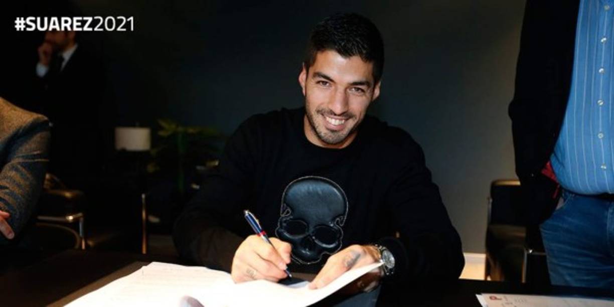 Luis Suárez firmó este viernes la renovación de su contrato con el Barcelona hasta junio de 2021. El pacto había sido anunciado el jueves por el Barsa, e incluye una cláusula de rescisión de 200 millones de euros (210 millones de dólares).