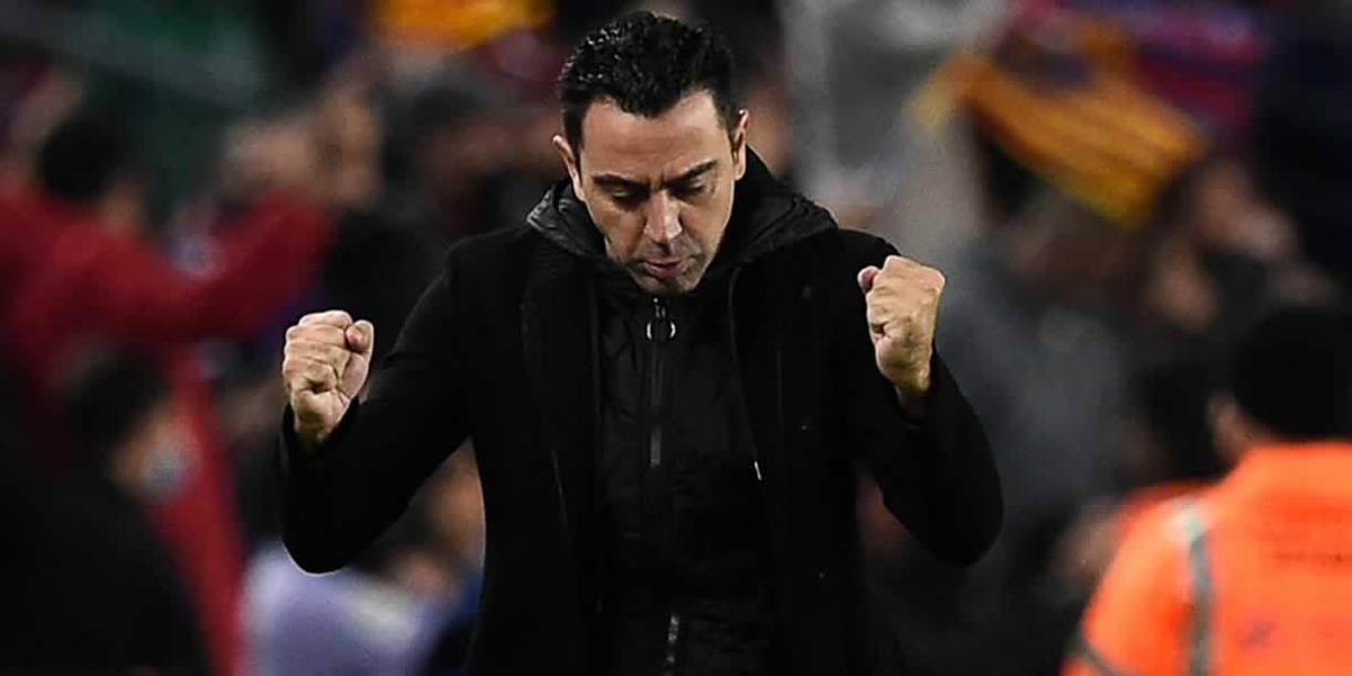 Xavi Hernández festejando el gol de Memphis Depay.