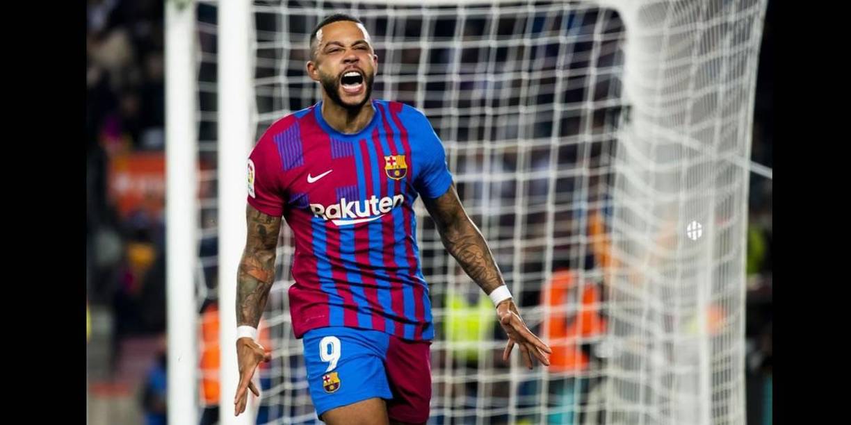 La celebración de Memphis Depay tras su gol, el primero en la ‘era Xavi‘.