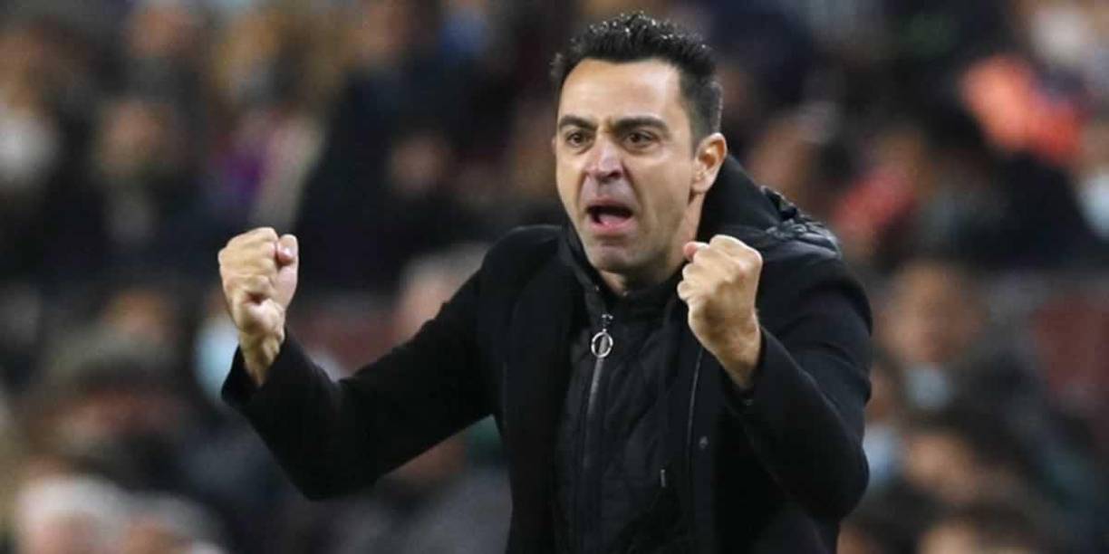 Xavi Hernández festejando el gol de Memphis Depay.