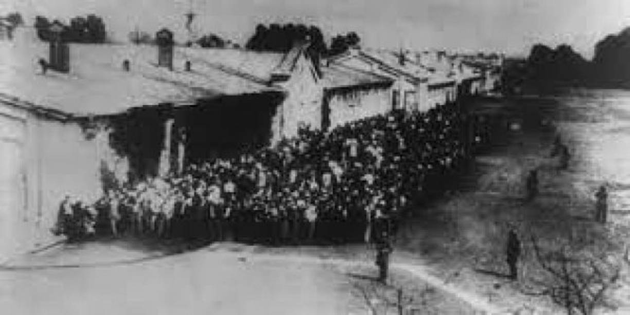 Luego, obedeció la orden de levantarse para escuchar la decisión final y se puso de pie con la mirada en el suelo, manteniendo la cabeza gacha en todo momento.<br/><br/>Los magistrados ratificaron el rol fundamental de Mladic en cuatro “empresas delictivas conjuntas”, un argumento de la Fiscalía crucial para confirmar la cadena perpetua.<br/><br/>Dichas entidades comprenden el genocidio de Srebrenica, un secuestro de cascos azules de la ONU, el asedio sobre Sarajevo y una serie de matanzas que tuvieron como víctimas a musulmanes bosnios y croatas.<br/><br/>