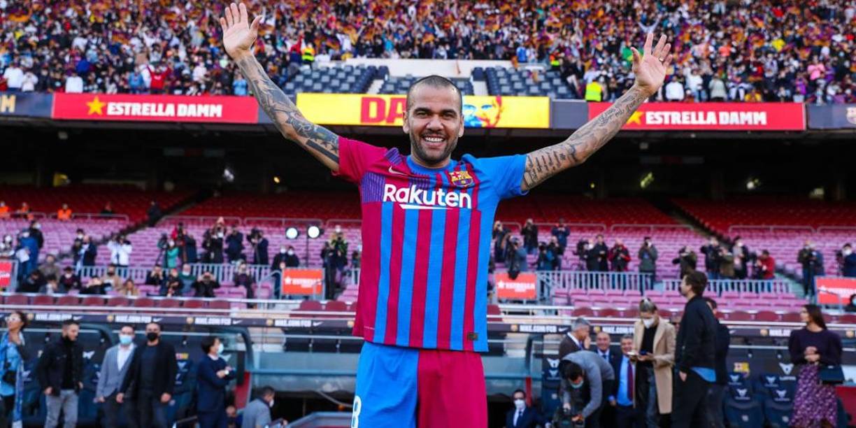 Dani Alves se ha dado un primer baño de masas en su segunda etapa en el Camp Nou.