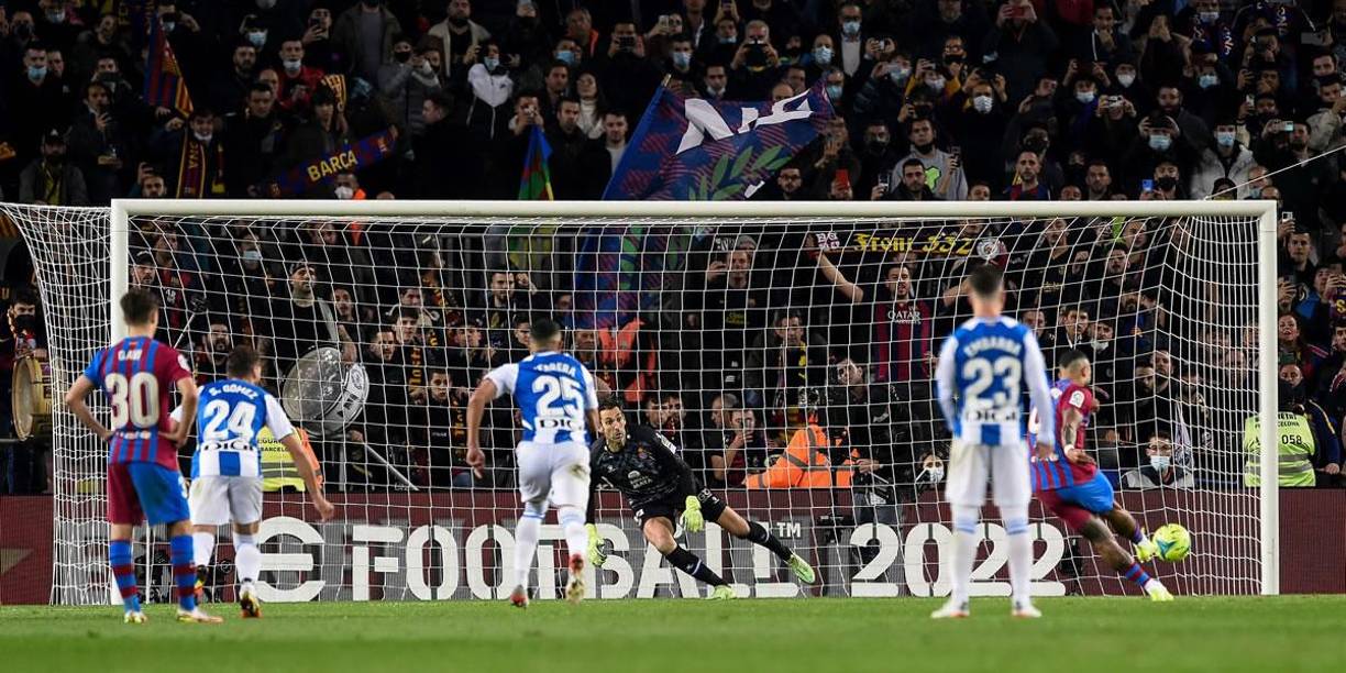 La definición de Depay para marcar el penal y adelantar al Barcelona 1-0.