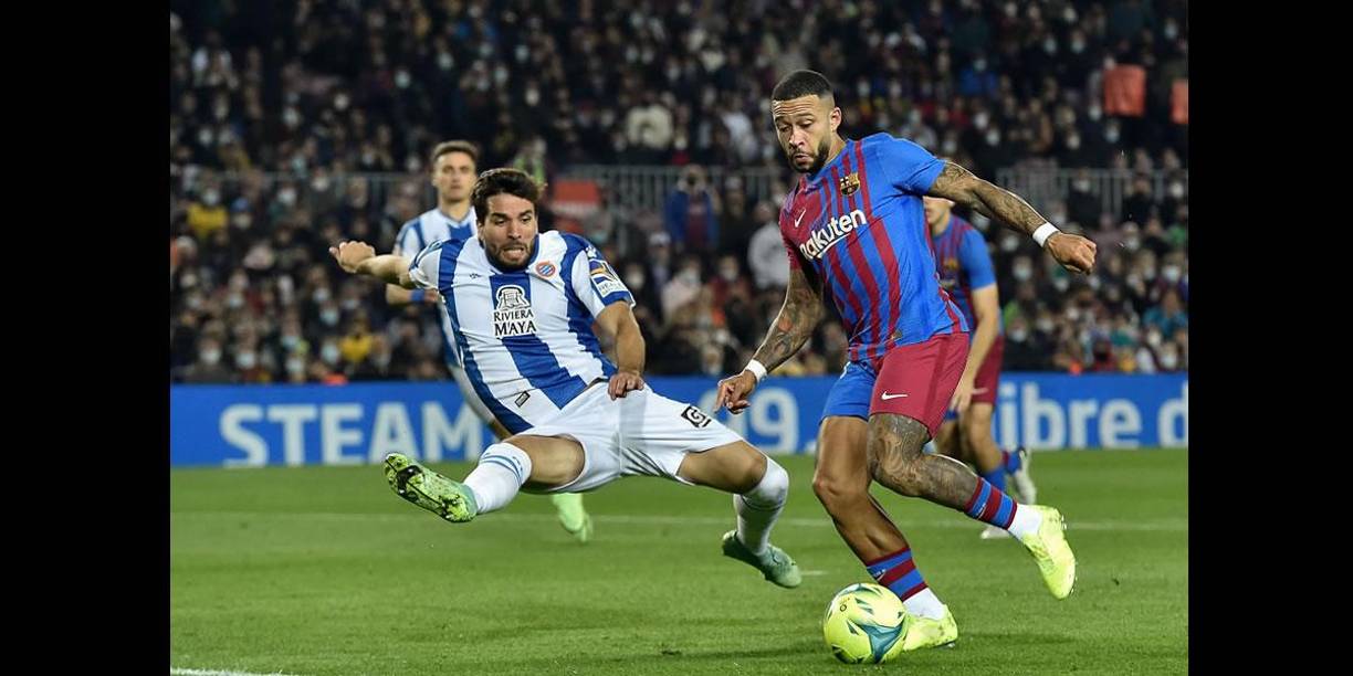La acción polémica entre el defensa uruguayo Leandro Cabrera y el delantero holandés Memphis Depay en la que el árbitro Carlos del Cerro Grande pitó penal a favor del Barça.
