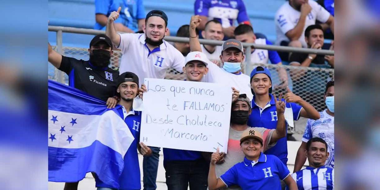 Bellas chicas y las pancartas: el ambientazo en el Honduras-Panamá en el Olímpico