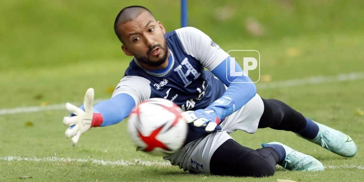 ‘Pipo‘ López intenta atajar un disparo en la práctica.