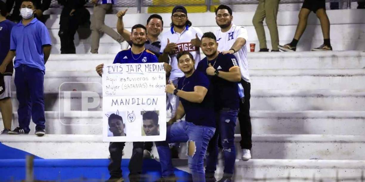 Una pancarta de estos amigos para el “mandilón” de Ivis Jair Medina.