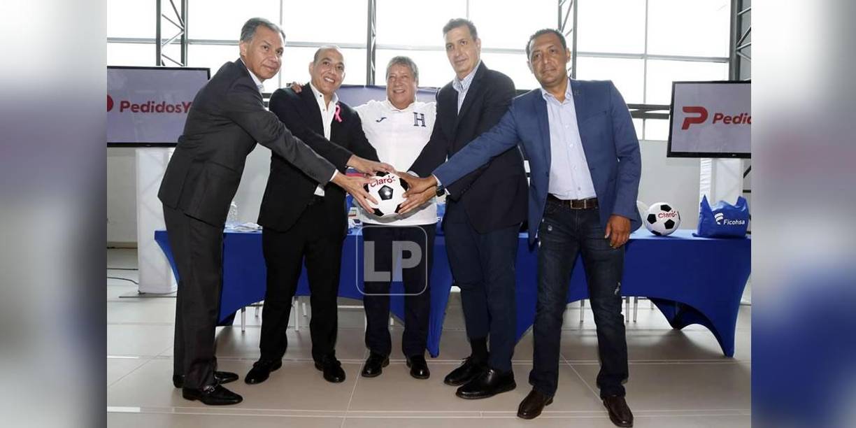 ‘Bolillo‘ Gómez junto a José Ernesto Mejía (Secretario de la selección), Javier Atala (Presidente de la Comisión de Selecciones), Jorge Salomón (Presidente de Fenafuth) y Óscar Velásquez (presidente de la Junta Directiva de la Comisión Nacional de Arbitraje).