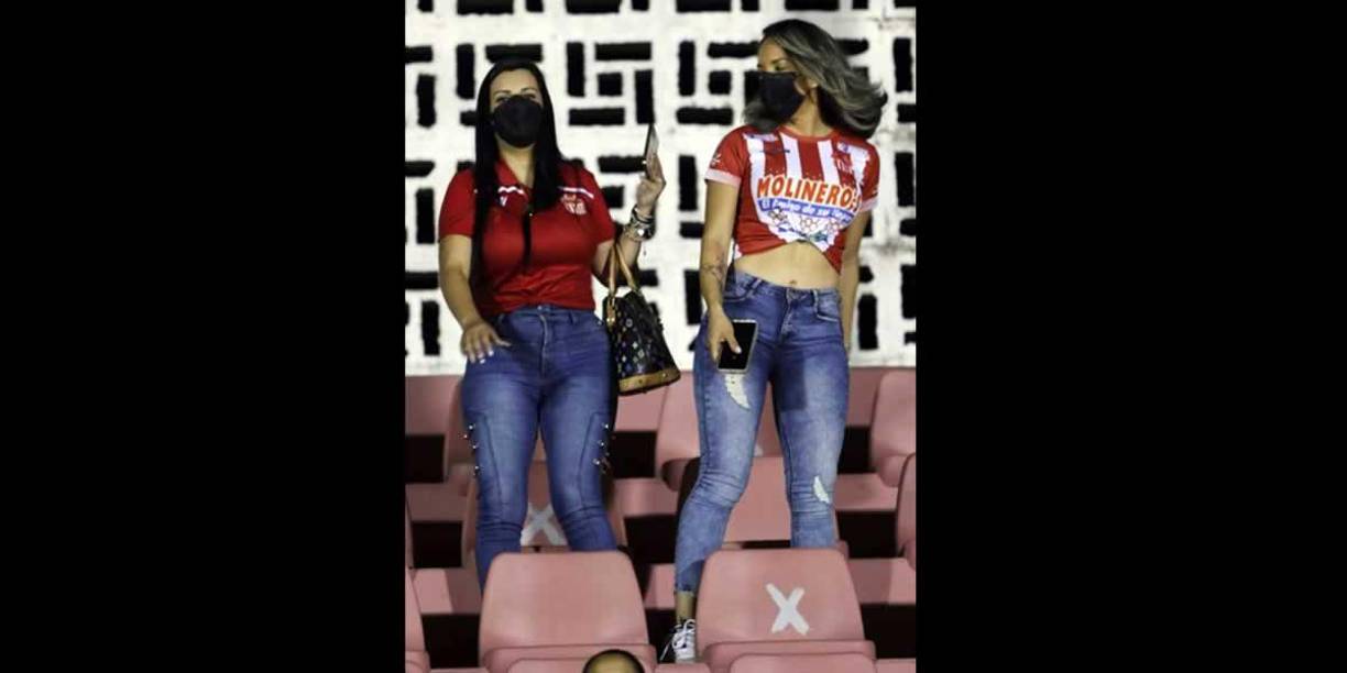 La guapa esposa de Jairo Martínez estuvo acompañada por otra aficionada del Vida.