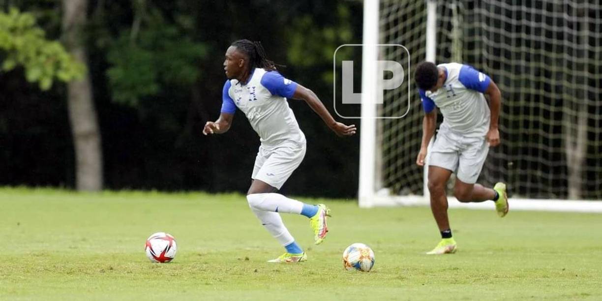 Alberth Elis se mostró muy activo a la par de Antony ‘Choco Lozano y tuvieron un interesante duelo en el entrenamiento.