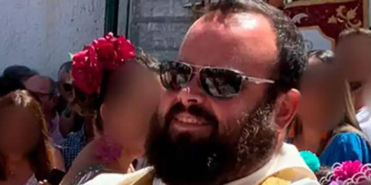 Según investigaciones de la policía, al clérigo se le extrajo como prueba un disco duro con contenido sexual que fue hallado en su casa. 