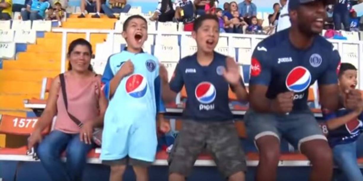 Que emoción se pusieron la camiseta de Motagua y gritaron a todo pulmón. Fue un día inolvidable para los hermanos Villalta. Su madre no cabía de felicidad también.