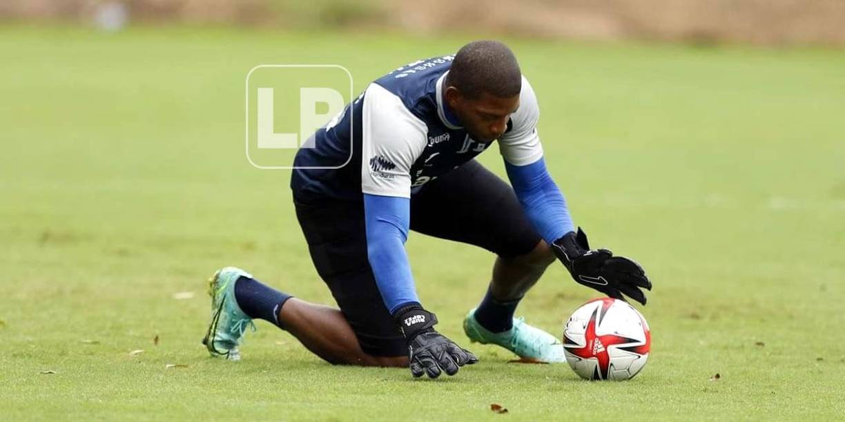 ‘Buba‘ López durante la práctica. Es el portero titular de Honduras.