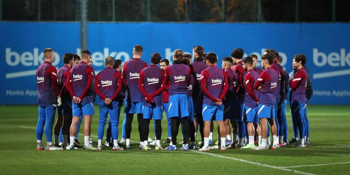 Risas y buen rollo: el primer entrenamiento de Xavi con el equipo completo del Barça