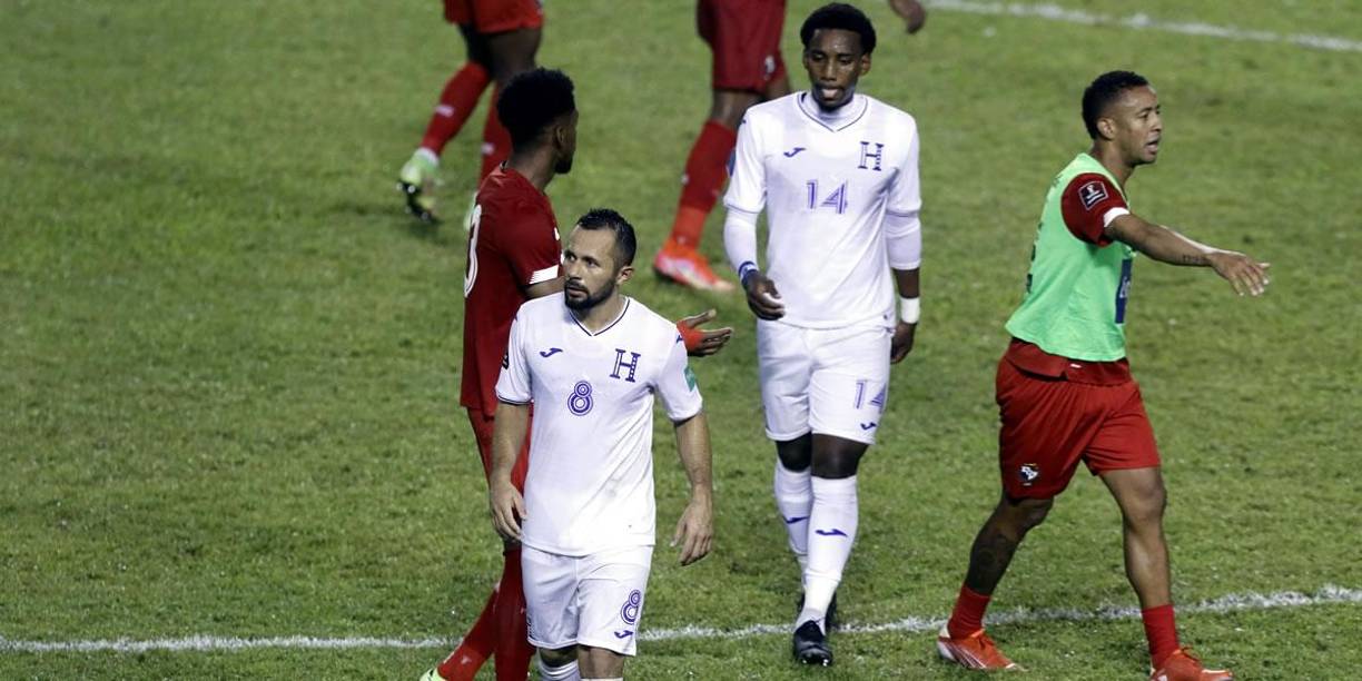 Alfredo Mejía y Bryan Róchez se retiran del campo con cara de pocos amigos.