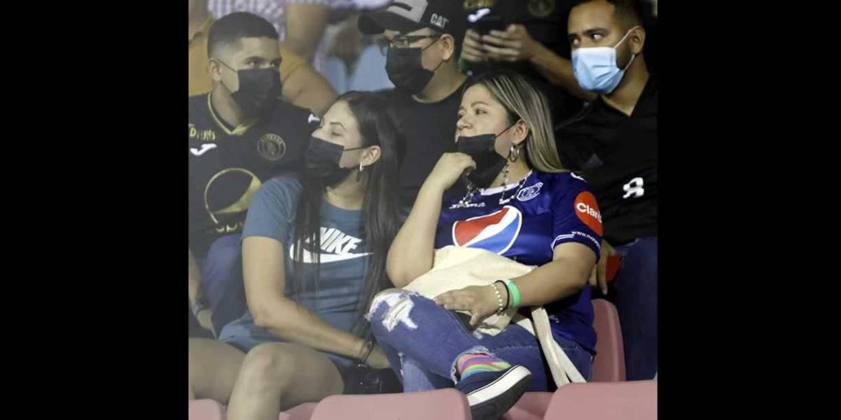 La bella Annie Córdova, mercadóloga del Victoria, acompañada por una amiga motagüense en el estadio Ceibeño durante el partido Vida-Motagua.