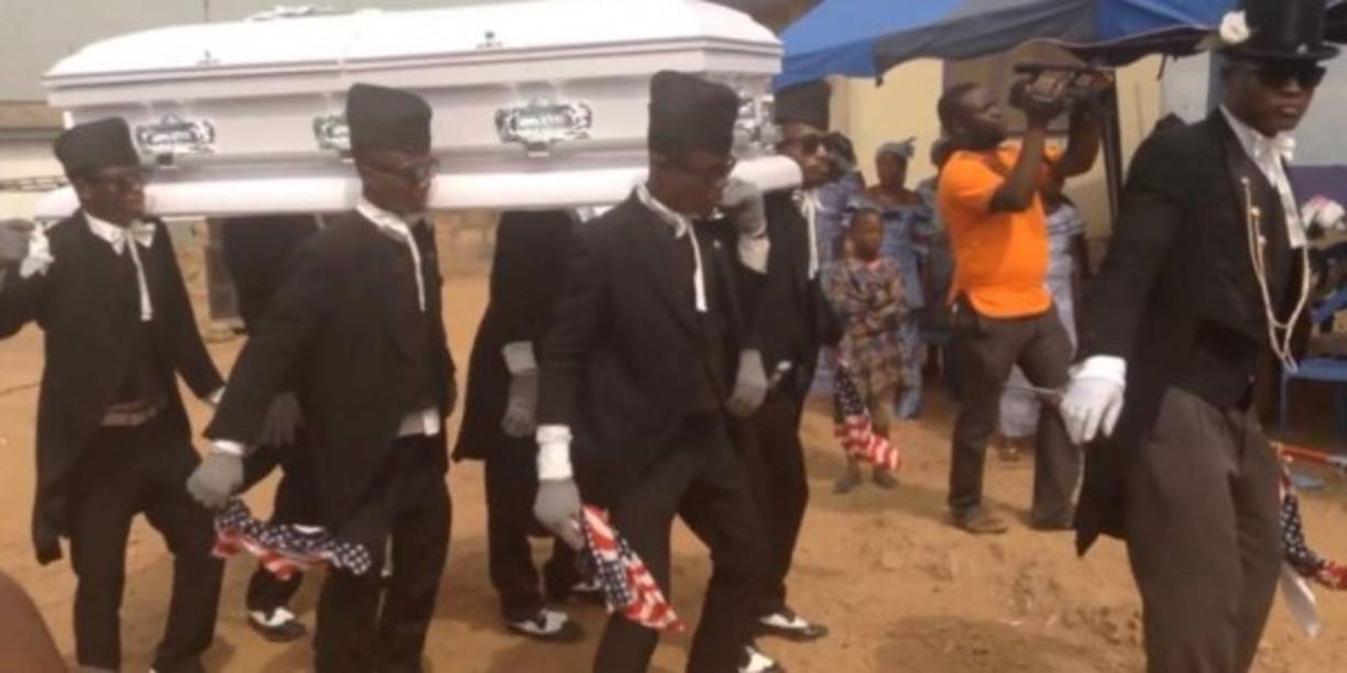 Los porteadores de ataúdes luego del éxito viral de su profesión, han explicado a diferentes medios de comunicación del mundo que se trata de un ritual para festejar los logros del difunto, una forma que contradice los entierros occidentales.