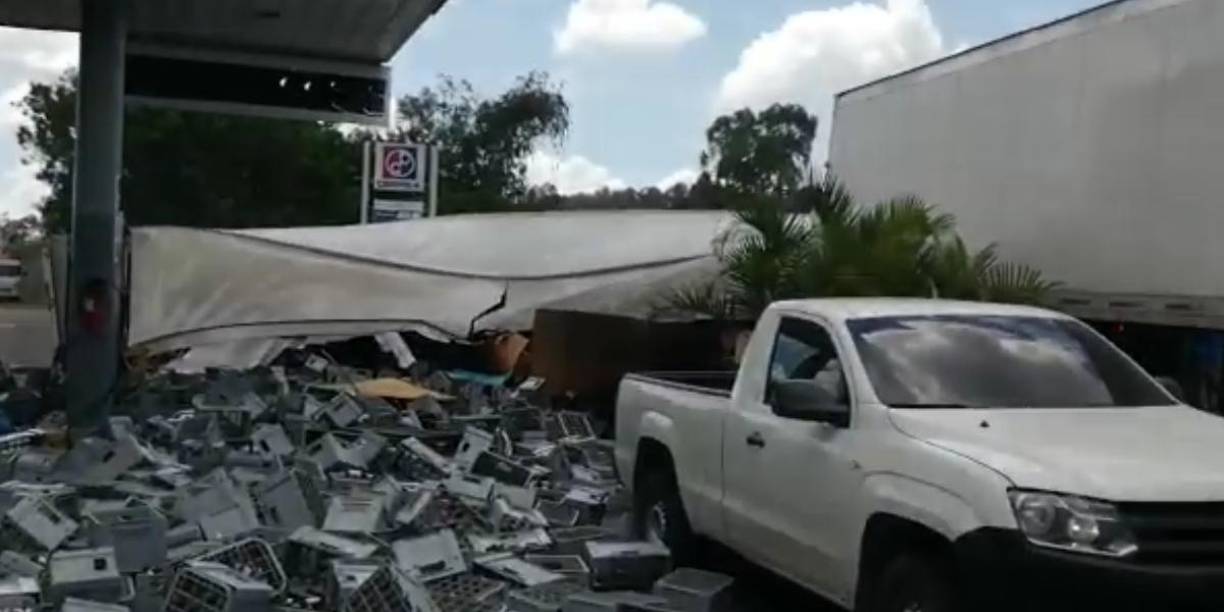 La rastra transportaba bebidas alcohólicas, las cuales quedaron esparcidas en la carretera. 