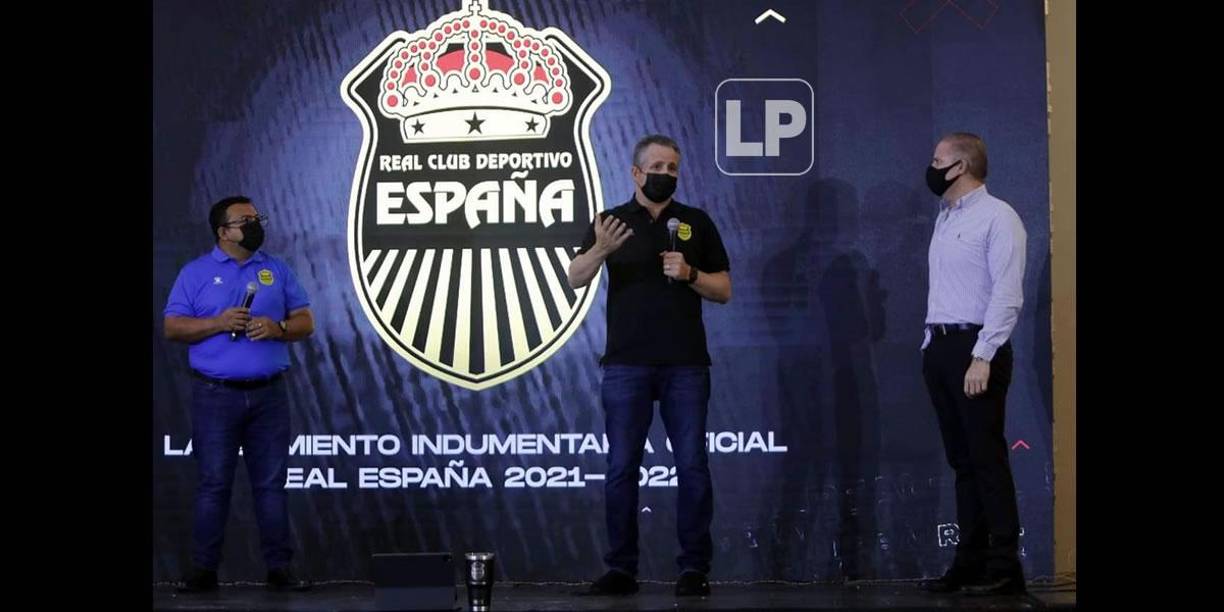 Elías Burbara se encargó de presentar la camiseta durante la ‘Cena Real’ la noche del viernes y también el proyecto de remodelación que pretenden para la sede.