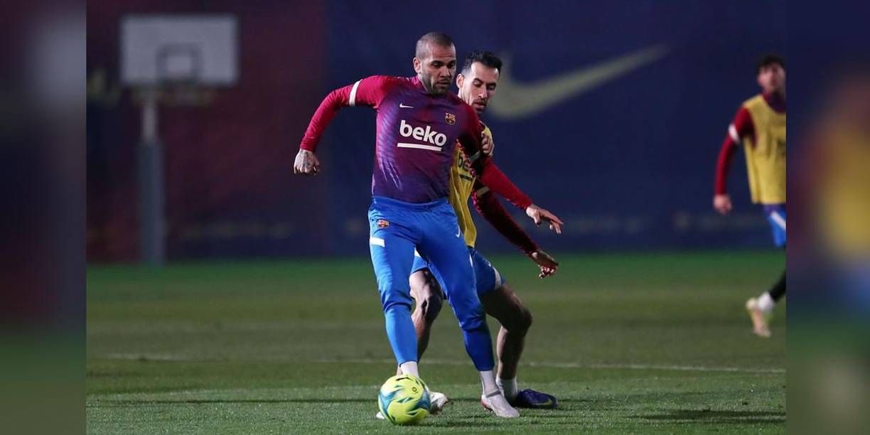Risas y buen rollo: el primer entrenamiento de Xavi con el equipo completo del Barça