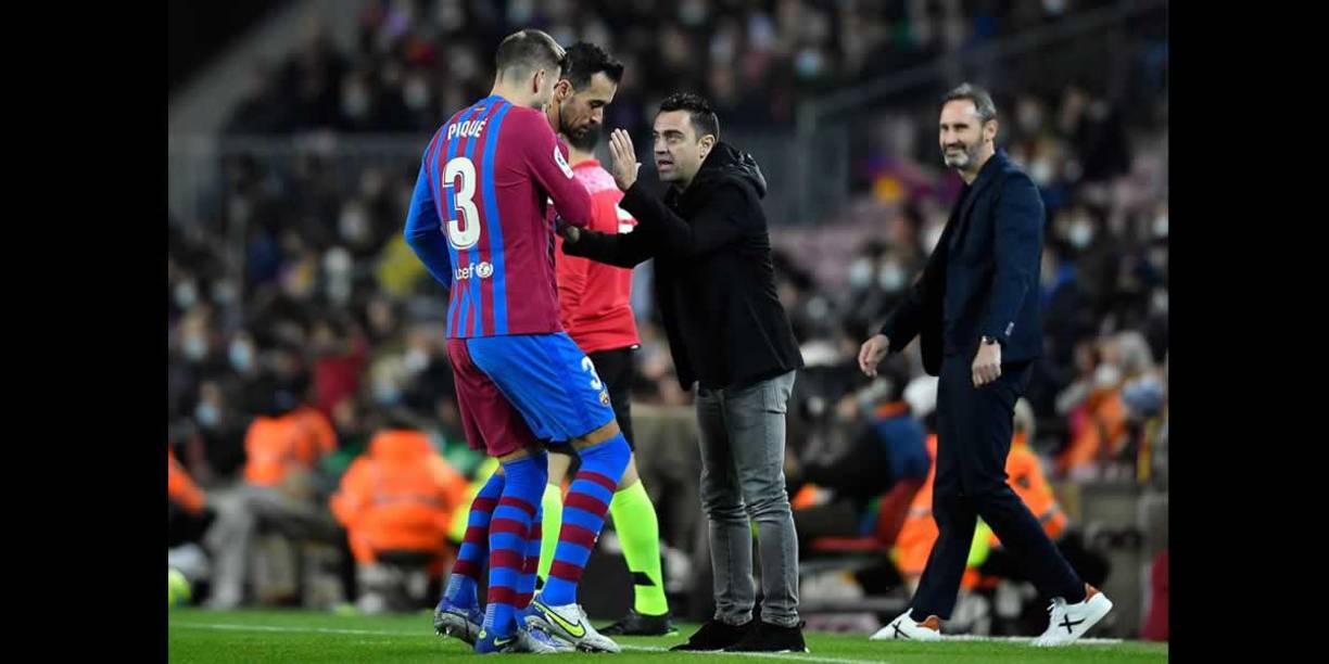 Xavi Hernández dando indicaciones a Gerard Piqué y Sergio Busquets.
