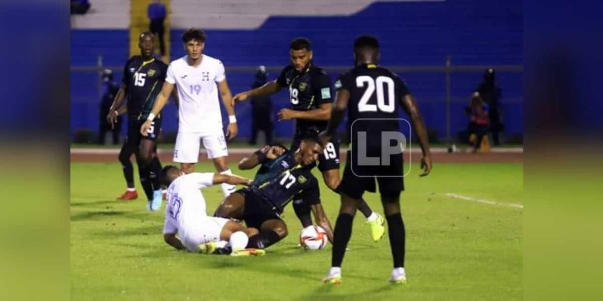 Honduras pidió penal en esta acción en la que el balón dio en la mano del defensa Damion Lowe.